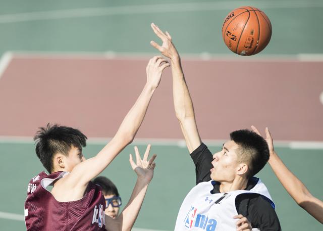 他可以胜任左后卫、中后卫，也可以客串后腰位置。